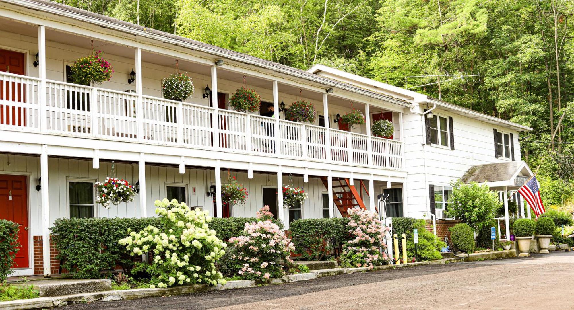 Chatham Travel Lodge Old Chatham ภายนอก รูปภาพ