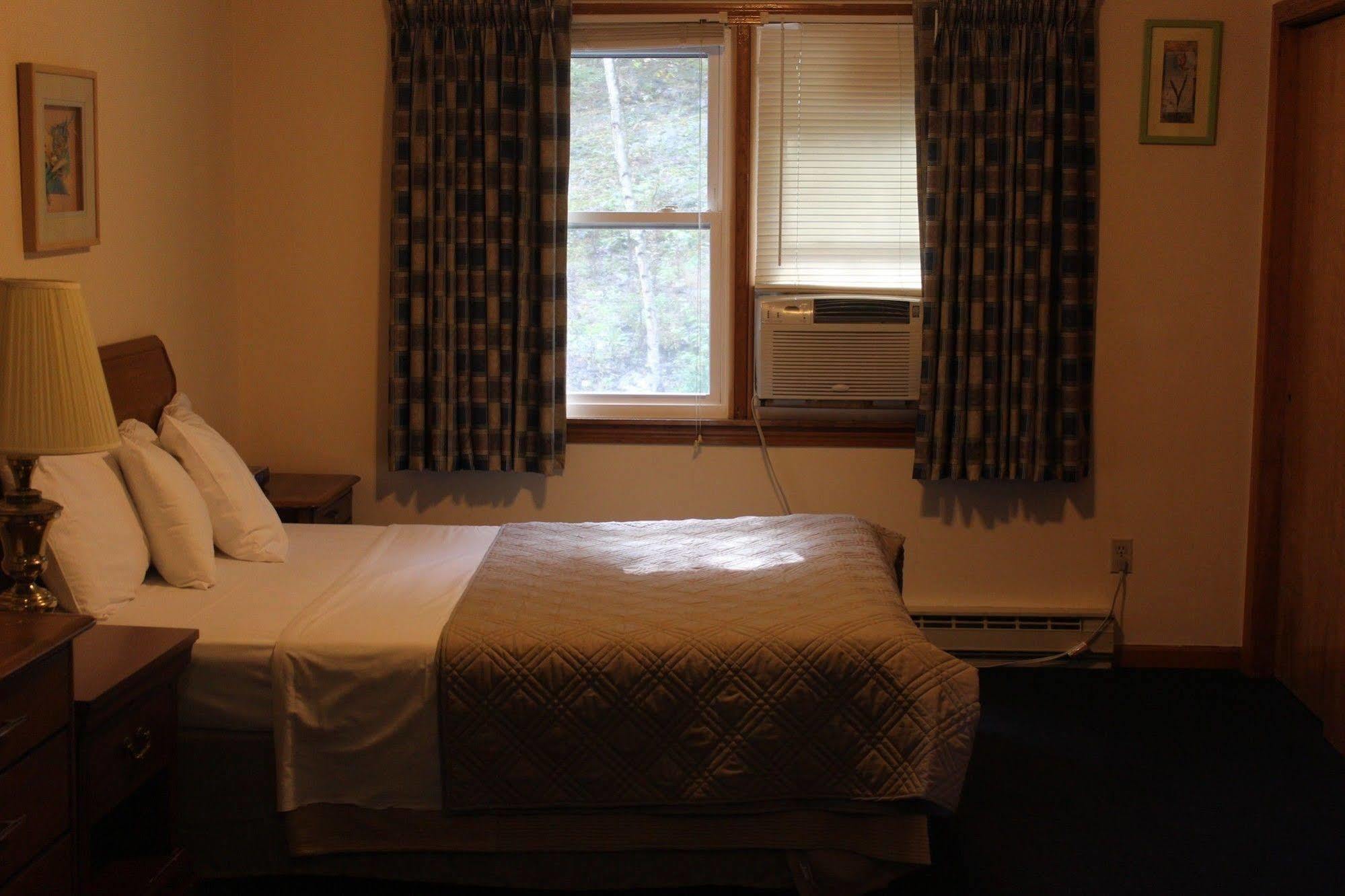 Chatham Travel Lodge Old Chatham ภายนอก รูปภาพ