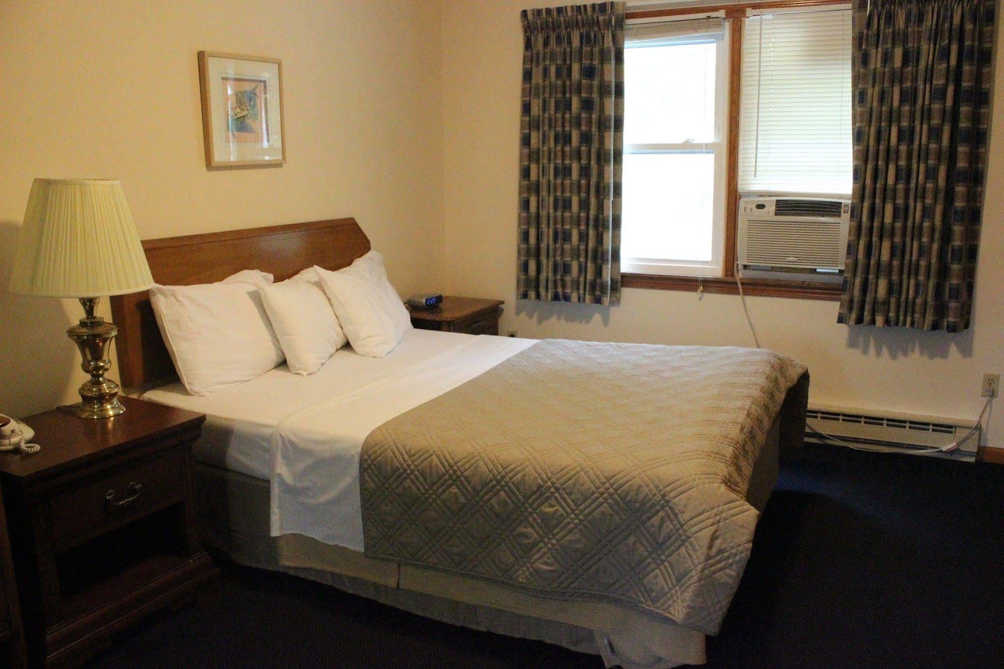 Chatham Travel Lodge Old Chatham ภายนอก รูปภาพ